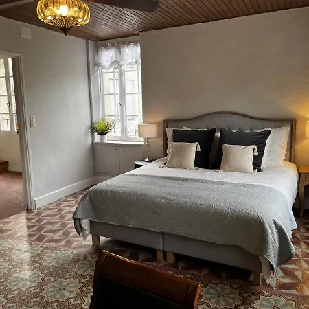 Upscale Townhouse In Centre *