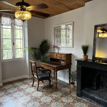 Upscale Townhouse In Centre