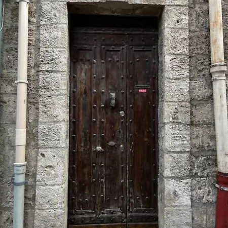 Upscale Townhouse In Centre