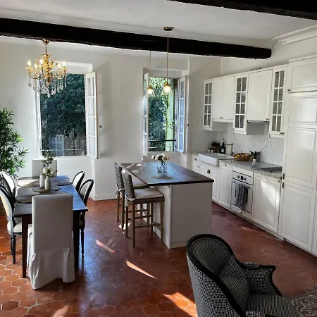 Upscale Townhouse In Centre