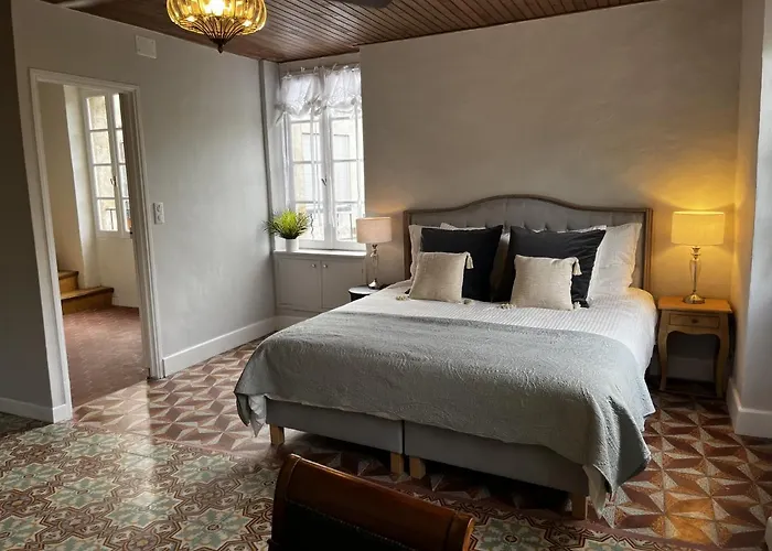Upscale Townhouse In Centre *