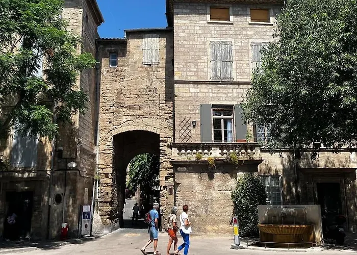 Upscale Townhouse In Centre