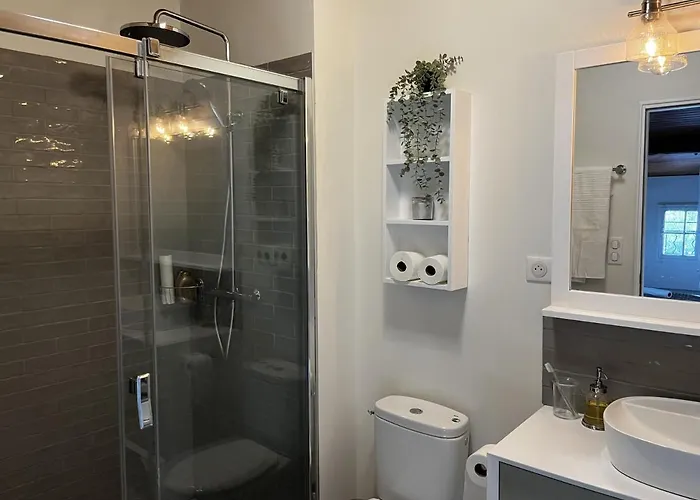 Upscale Townhouse In Centre *