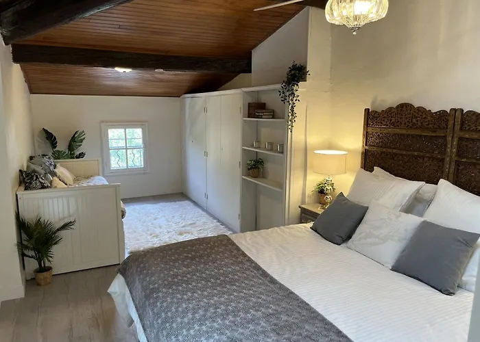 Upscale Townhouse In Centre