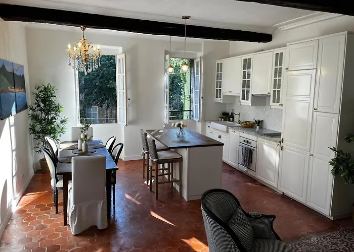 Upscale Townhouse In Centre